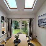 Quiet 3 Bed House With Gardens & Games Room