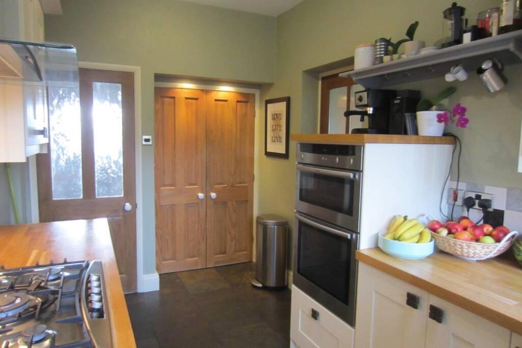 Quiet 3 Bed House With Gardens & Games York