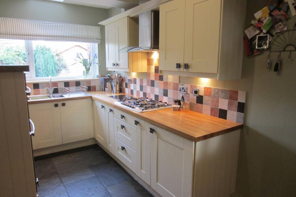 Quiet 3 Bed House With Gardens & Games *