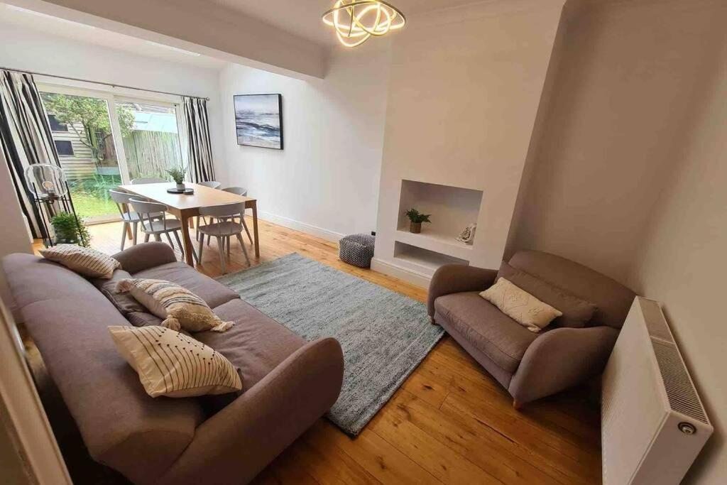 Quiet 3 Bed House With Gardens & Games *