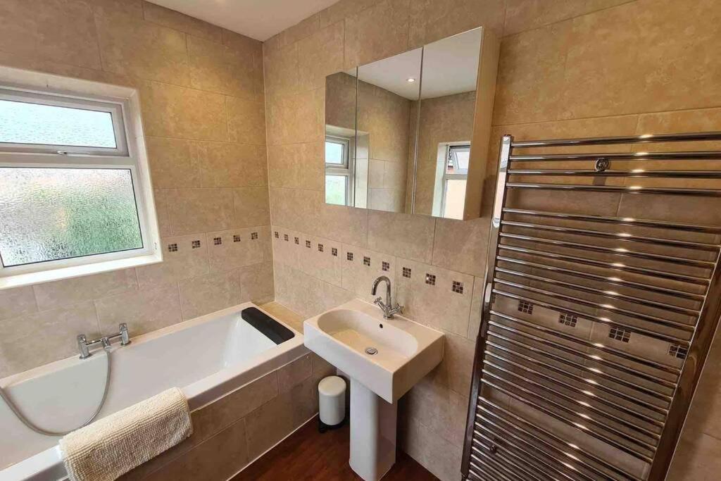 Quiet 3 Bed House With Gardens & Games